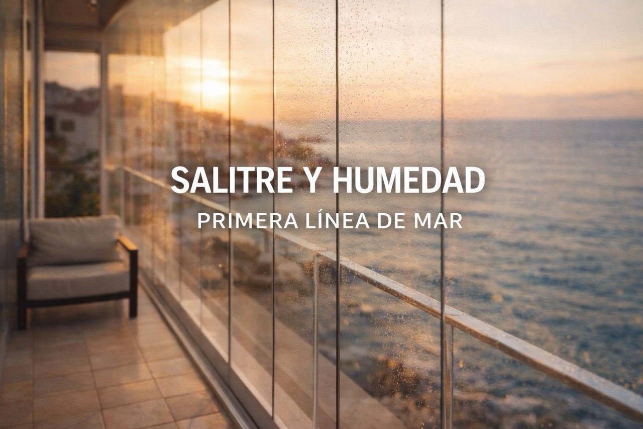 Salitre y humedad en primera línea de mar. Materiales, herrajes y mantenimiento para cortinas de cristal y acristalamiento en terrazas.